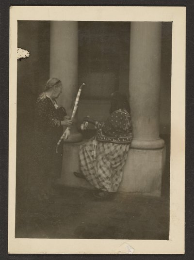 [Due figure vicino alle colonne] da Louis Fleckenstein