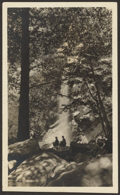 [Due figure vicino a una cascata nel bosco]. da Louis Fleckenstein