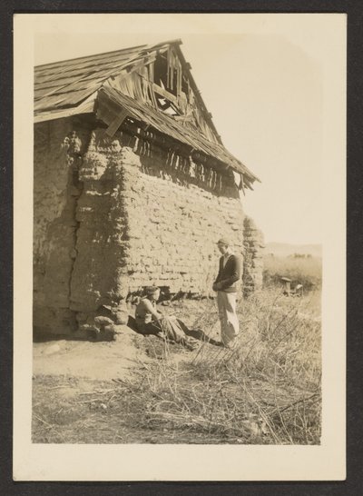 [Due uomini vicino a un cottage diroccato] da Louis Fleckenstein