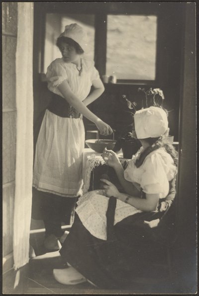 [Due donne vestite con costumi olandesi] da Louis Fleckenstein