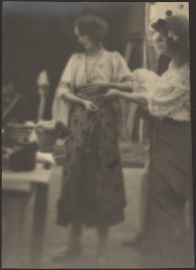 [Due donne in piedi nello studio] da Louis Fleckenstein