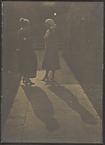 [Due donne e le ombre] da Louis Fleckenstein
