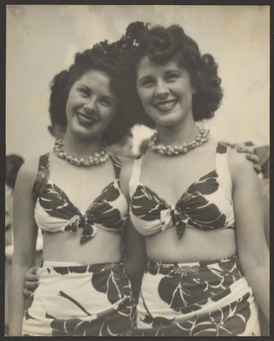 [Due donne in costume da bagno] da Louis Fleckenstein
