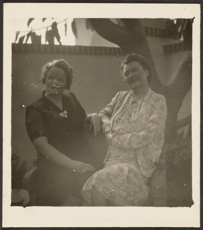 [Due donne in giardino] da Louis Fleckenstein