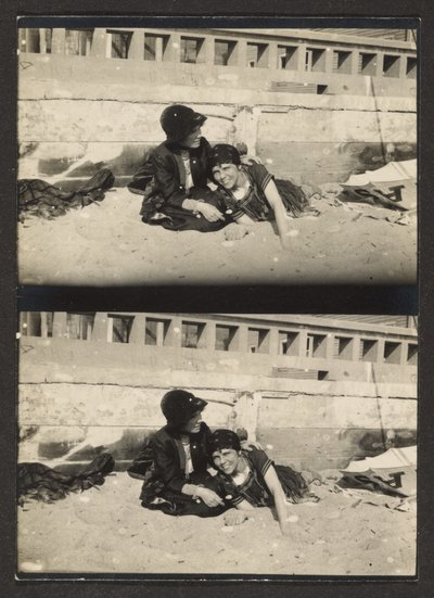 [Due donne sulla spiaggia, rifotografate]. da Louis Fleckenstein