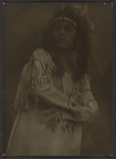 [Donna vestita da nativo americano] da Louis Fleckenstein