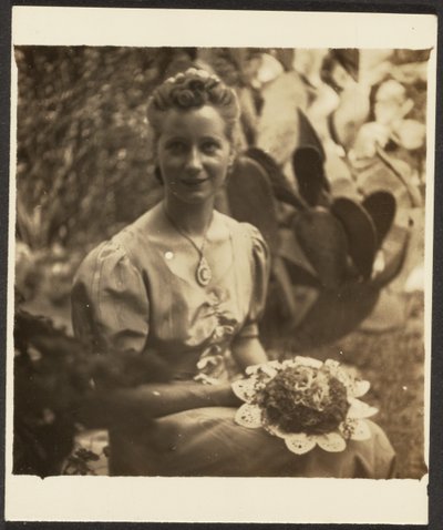 [Donna con mazzo di fiori seduta davanti a un cactus] da Louis Fleckenstein