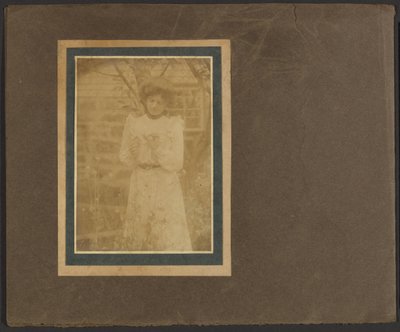 [Donna che tiene un fiore in giardino] da Louis Fleckenstein