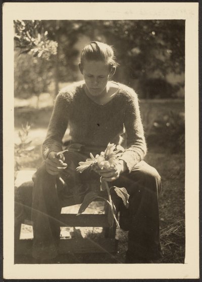 [Donna che tiene in mano dei girasoli] da Louis Fleckenstein