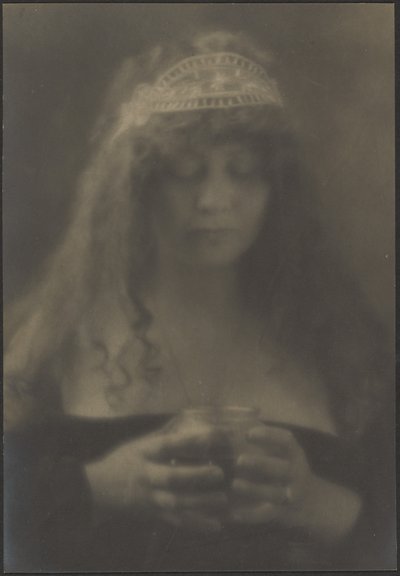 [Donna che tiene un vaso] da Louis Fleckenstein