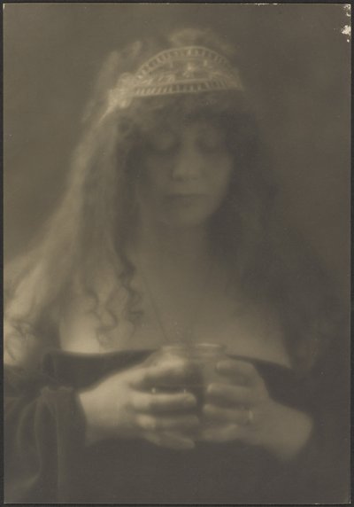 [Donna che tiene un vaso] da Louis Fleckenstein