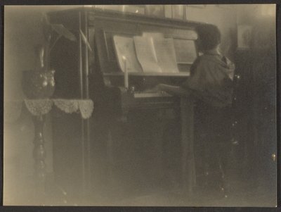 [Donna che suona il pianoforte] da Louis Fleckenstein