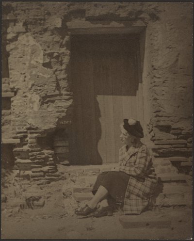 [Donna seduta davanti a un edificio in rovina] da Louis Fleckenstein