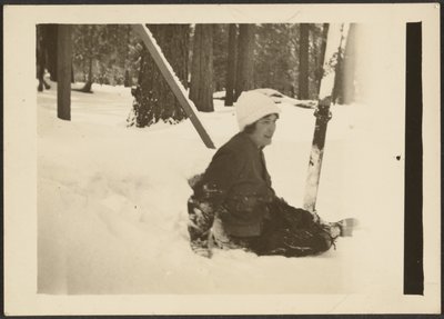 [Donna seduta sulla neve] da Louis Fleckenstein