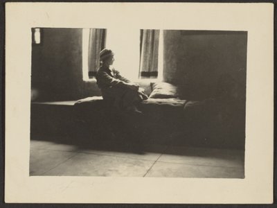 [Donna seduta alla finestra] da Louis Fleckenstein