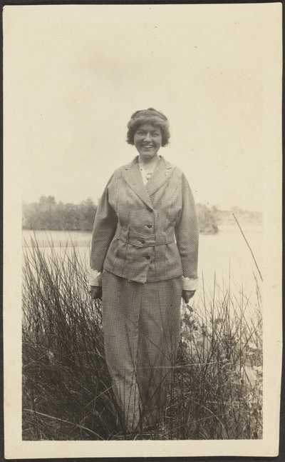 [Donna in piedi tra le canne] da Louis Fleckenstein