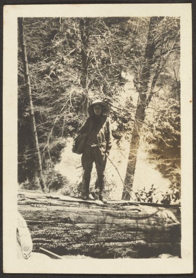 [Donna in piedi su albero caduto] da Louis Fleckenstein