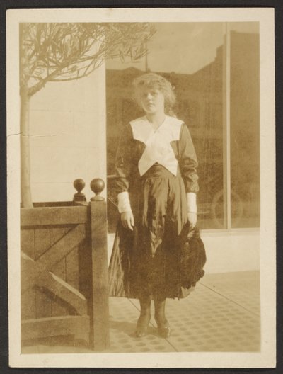 [Donna in piedi sul marciapiede] da Louis Fleckenstein