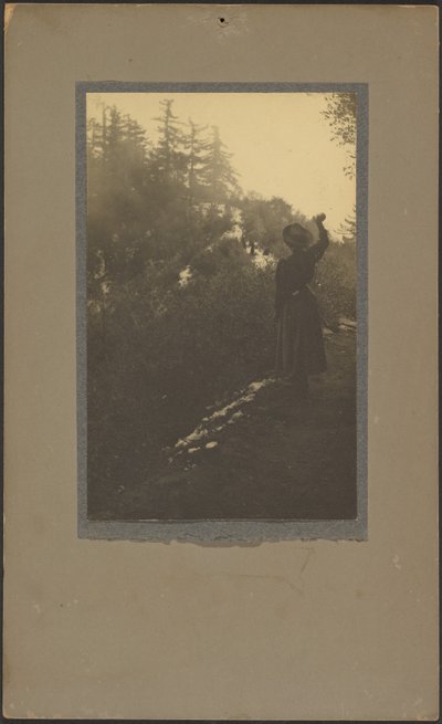 [Donna che saluta nel bosco] da Louis Fleckenstein