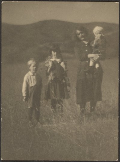 [Donna e tre bambini in un campo] da Louis Fleckenstein