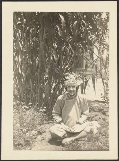 [Donna in costume seduta in giardino] da Louis Fleckenstein