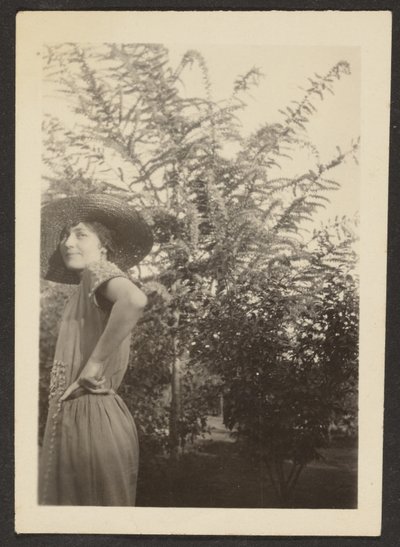 [Donna con cappello in piedi nel frutteto] da Louis Fleckenstein