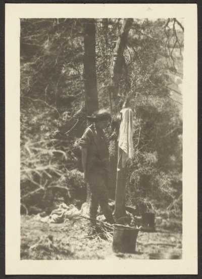 [Donna con secchi nel bosco] da Louis Fleckenstein