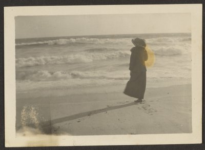 [Donna sulla spiaggia] da Louis Fleckenstein