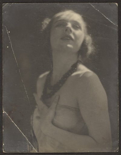 [Donna con collana di perline] da Louis Fleckenstein
