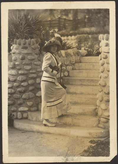[Donna con macchina fotografica sui gradini] da Louis Fleckenstein