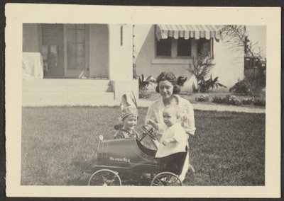 [Donna con bambini in auto giocattolo] da Louis Fleckenstein