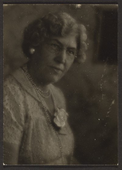 [Donna con fiore bianco e perle] da Louis Fleckenstein