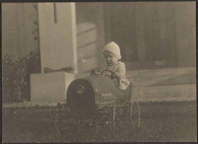 [Bambino in auto Super Six] da Louis Fleckenstein