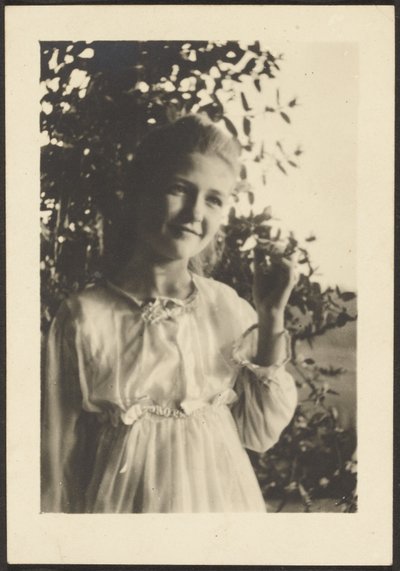 [Giovane donna in piedi su un albero] da Louis Fleckenstein
