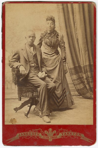Fotografia di uomo e donna afroamericani in abiti formali da Louis Janousek