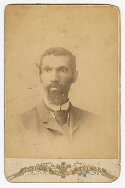 Fotografia di un uomo con la barba da Louis Janousek