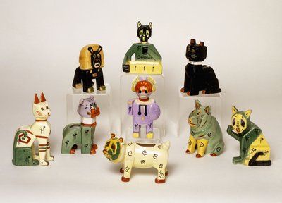 Un gruppo di vasi in porcellana a forma di animali stilizzati, XX secolo da Louis Wain