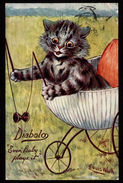 Diabolo. Anche il bambino ci gioca. Animali in postura umana. Gattino che gioca con un diabolo nella sua culla. Cartolina. Cromolitografia di Louis Wain, artista inglese noto per la sua rappresentazione di gatti dagli occhi grandi. Inizio del XX secolo. da Louis Wain