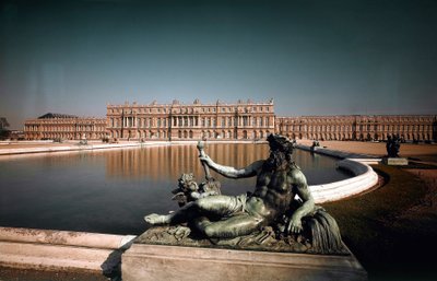 Vista della facciata e delle fontane del parco del castello di Versailles. Creato dagli architetti Louis Le Vau (1612-1670) e Jules Hardouin Mansart (1646-1708) 1668-1684 Castelli di Versailles e Trianon, Versailles da Louis and Mansart Jules H.  Le Vau