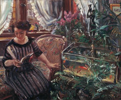 Una donna che legge vicino a un acquario di pesci rossi da Lovis Corinth