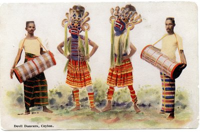 Danzatori del diavolo, Ceylon, c.1900-20 (fotografia colorata a mano) da Ltd. Ceylon Plâté