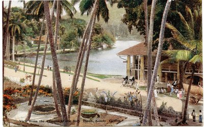 Vista dal Tempio del Dente Sacro, Kandy, Ceylon, c.1900-20 (fotografia colorata a mano) da Ltd. Ceylon Plâté