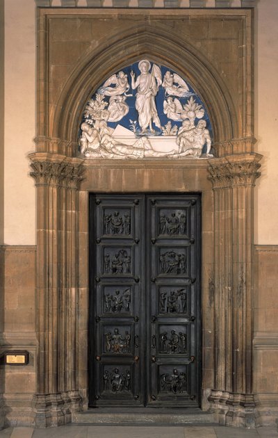 Terracotta smaltata che rappresenta la resurrezione sopra la porta nord della sacrestia della Chiesa di Santa Maria del Fiore - 1442 da Luca Della Robbia