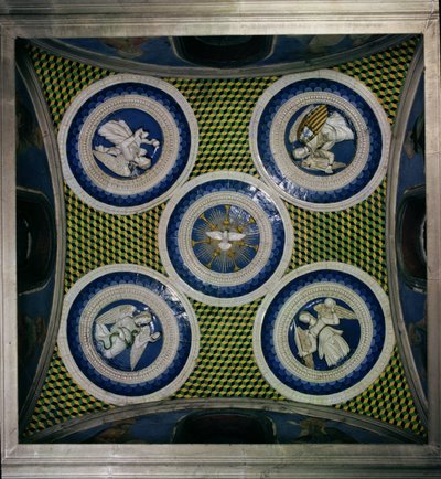 Vista del soffitto con tondi che rappresentano lo Spirito Santo e le Quattro Virtù Cardinali da Luca Della Robbia