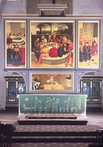 Altare con un trittico raffigurante: pannello sinistro, Philipp Melanchthon (1497-1560) che esegue un battesimo assistito da Martin Lutero (1483-1546); pannello centrale, l