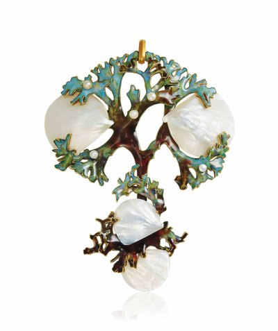Un pendente Art Nouveau in madreperla, smalto e perla di semi, c.1900 da Lucien Gaillard