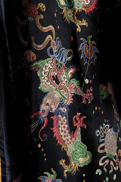 Cappotto, c.1923 (dettaglio del tessuto), Broccato di seta, nastro e velluto, pelliccia, Lucile Ltd., Francia da Lucy Christiana Lady Duff Gordon