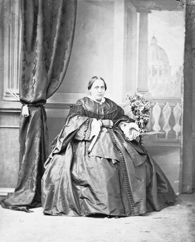 Nobile romano in posa in una foto di studio da Ludovico Tuminello