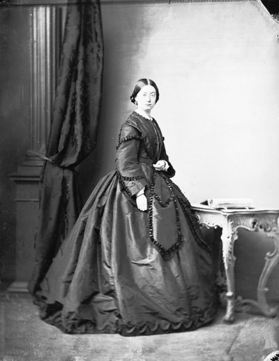 Nobile romano in posa in una foto di studio da Ludovico Tuminello