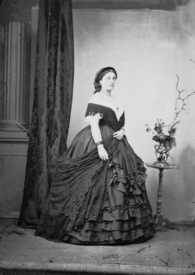 Nobile romano in posa in una foto di studio da Ludovico Tuminello